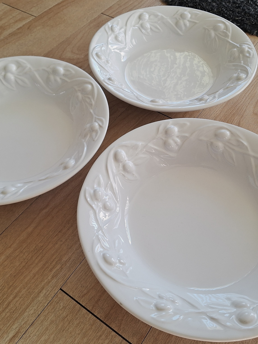 Williams Sonoma I Patrizi White Embossed Olives Ceramic Pasta Bowls - Set of 3